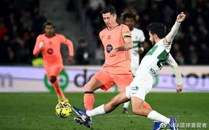 开云官网-莱万不慌！手握沙特美职联offer，巴萨却成最煎熬的人|巴塞罗那|罗伯特·莱万多夫斯基|罗马诺|贝克汉姆|欧冠_新浪体育_新浪新闻