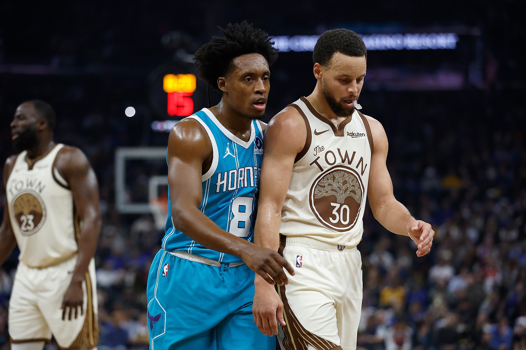 kaiyun-克拉克声援库里:我们想看他每场飚进12记三分 别再对他生拉硬拽