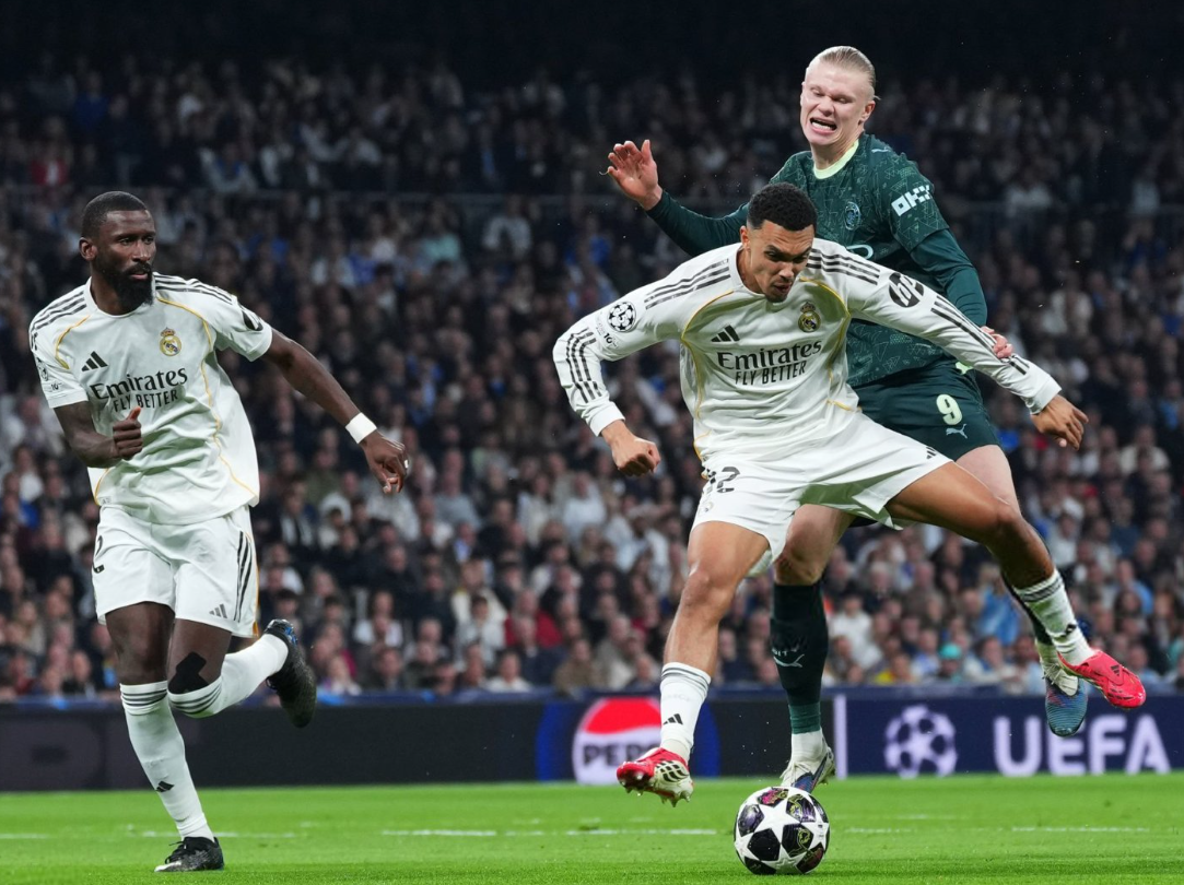 开云体育-库尔图瓦封神熊皇失点,巴尔韦德戴帽比肩梅西,皇马3-0大胜曼城