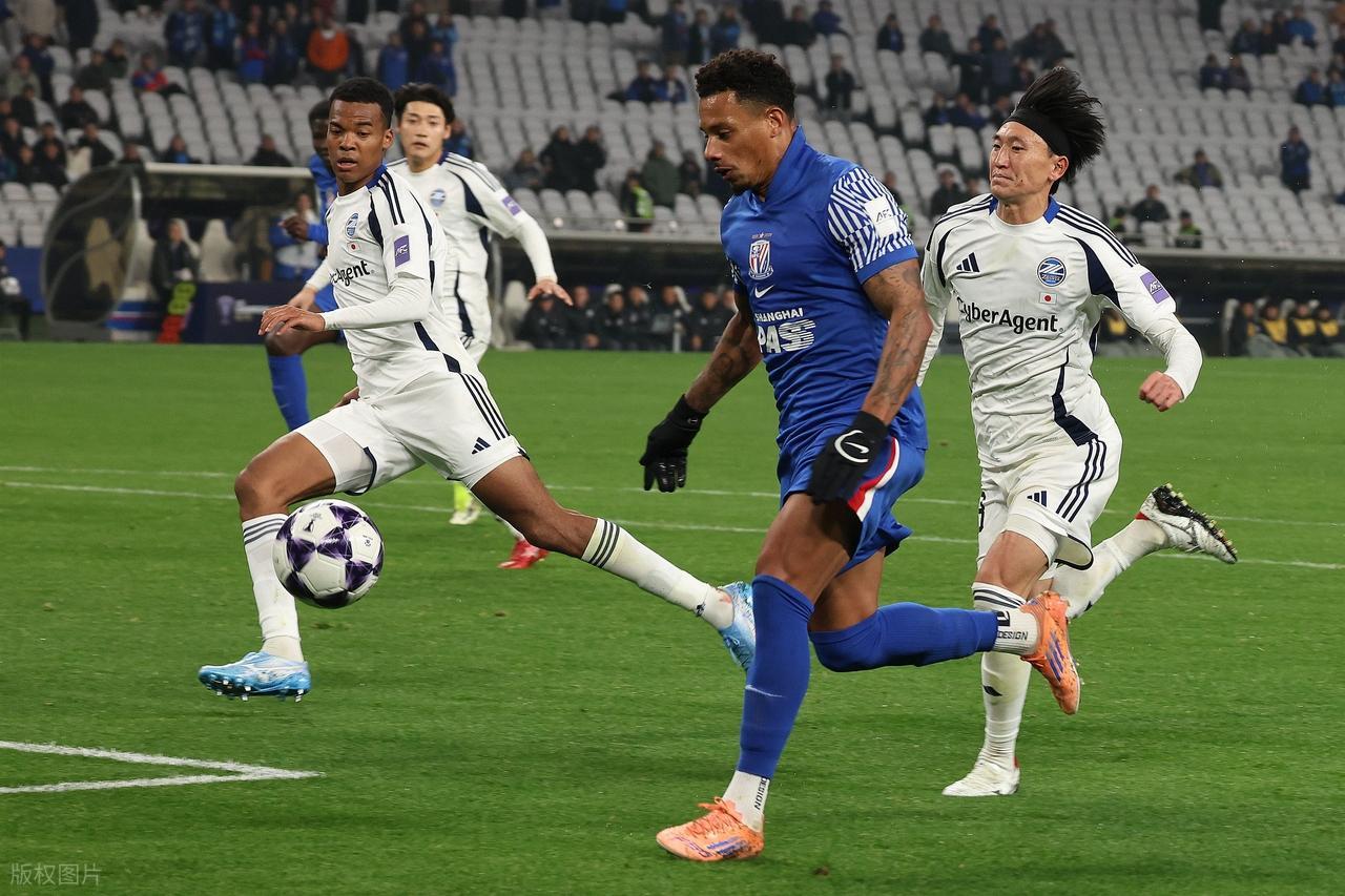 亚冠1/8决赛，澳超球队多打一人仍出局，中超收获大礼，保留3席位